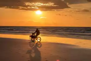 velo-bisca-plage-coucher-de-soleil