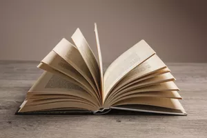 composition-du-livre-avec-livre-ouvert