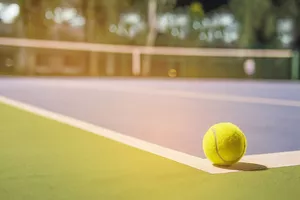 balle-de-tennis-au-coin-du-terrain-dur