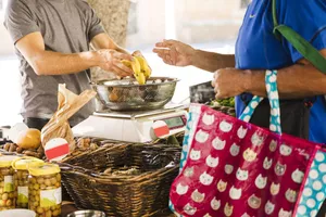homme-tenue-sac-achat-bananes-vendeur-fruit-marche