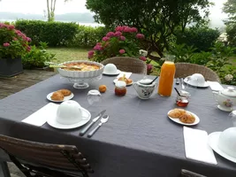 les eaux qui rient - petit dejeuner au bord de l eau