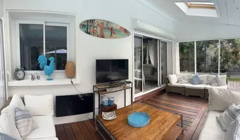 18. photo pano airbnb salon planche surf top