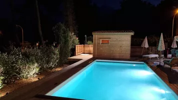 23-FOUR Extérieur de nuit Piscine 02