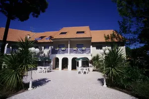 1-hotel-les-vagues-entree-facade