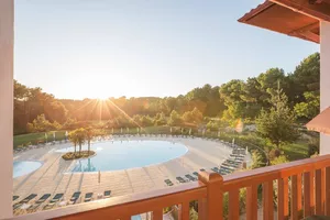 residence-pierre-et-vacances-vue-piscine-biscarrosse