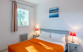 residence-le-domaine-des-grands-lacs-parentis-en-born-appartement-T2-chambre